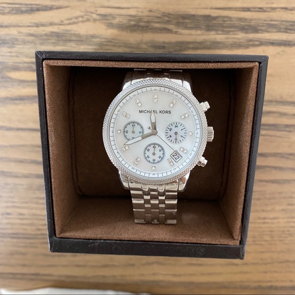 Michael Kors Silver Watch w box - Picture 2 of 8